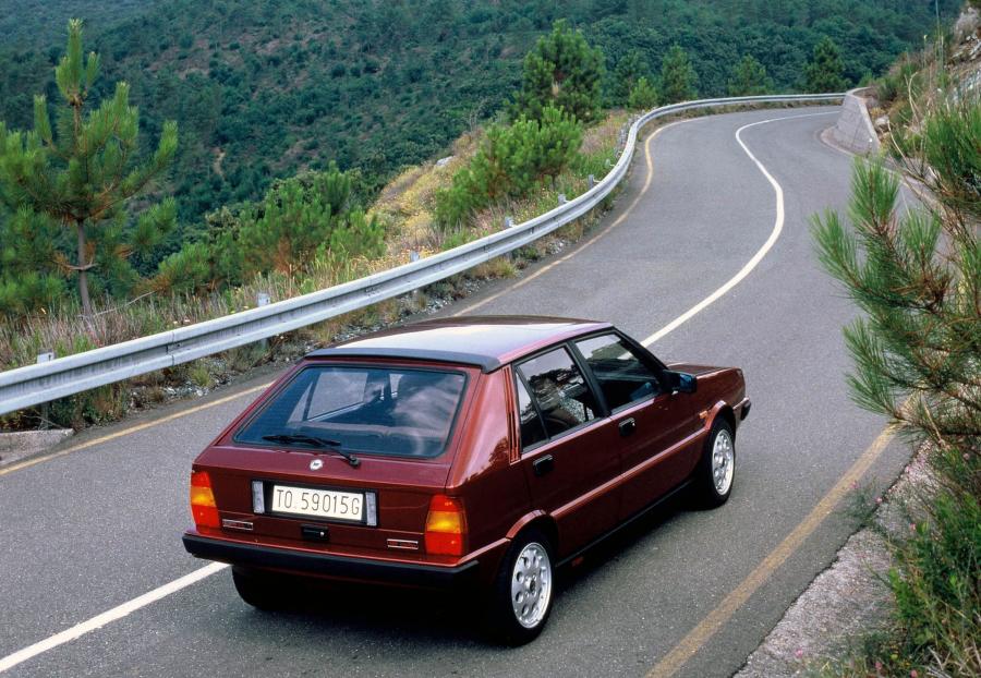  Lancia Delta 1979 года  (фото 4 из 35)